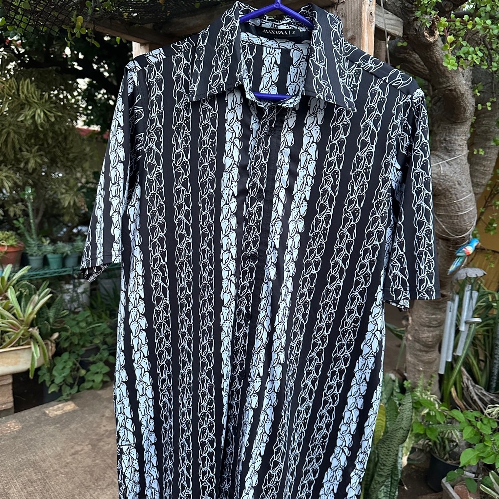 Manaola Black and White Chain Pattern Button Up